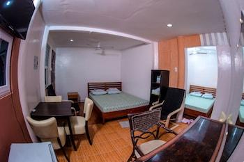 ECONOMY, QUADRUPLE, 2 QUEEN BEDS, POOL SIDE, POOL ACCESS