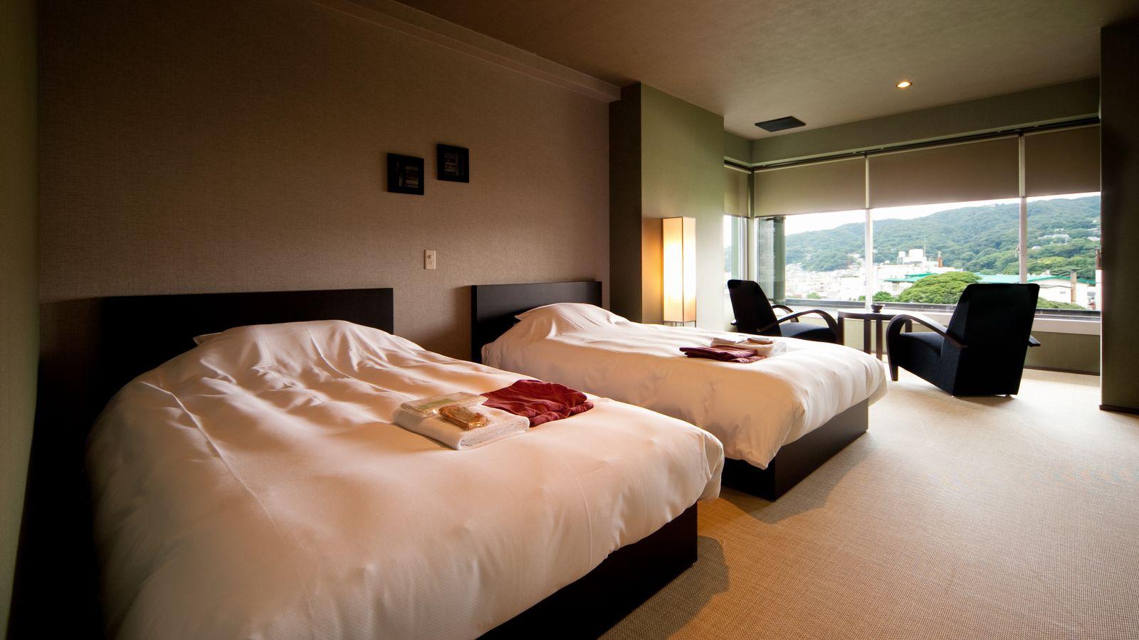 Room, Twin Beds, River View, Corner
