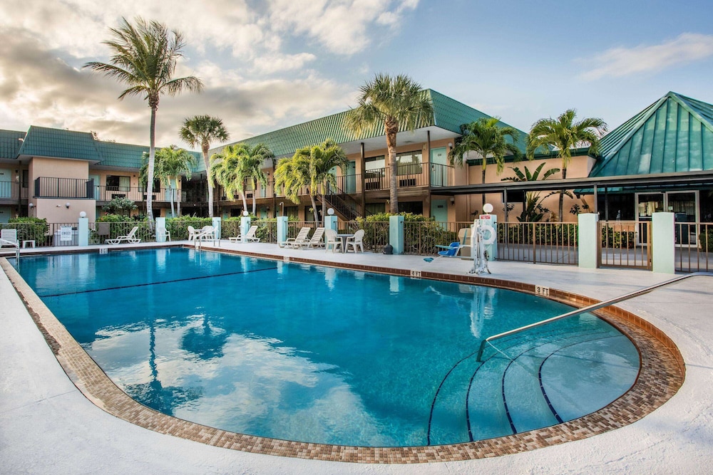Super 8 By Wyndham North Palm Beach 3/58