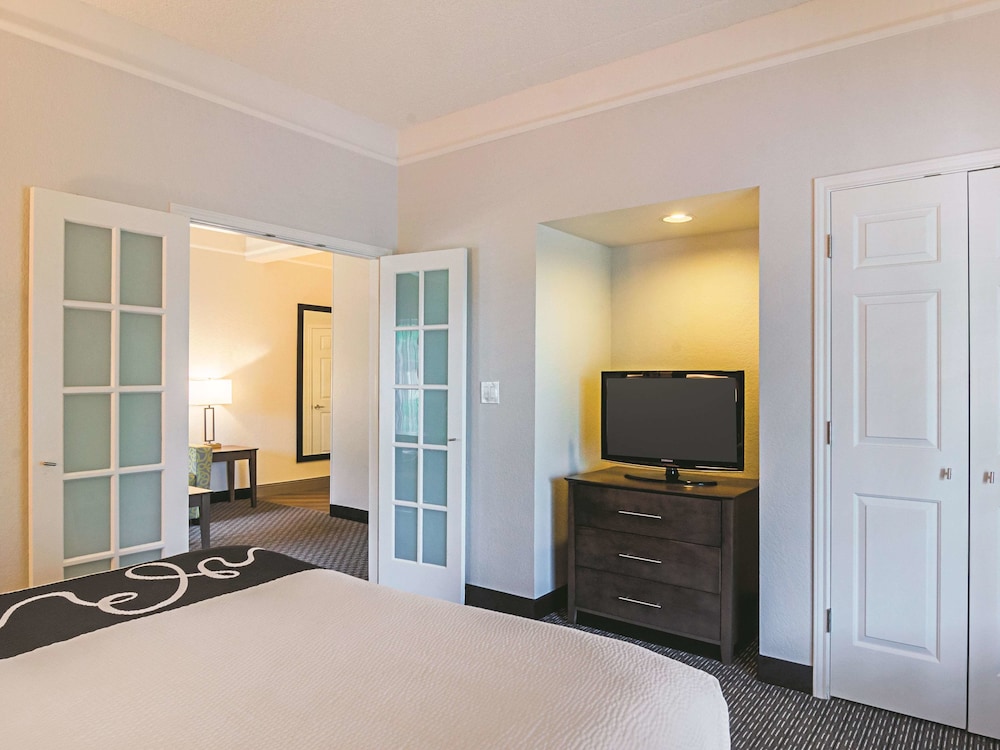 La Quinta Inn & Suites by Wyndham Denver Airport DIA 11/43