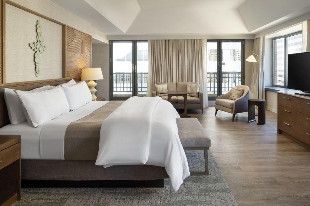Luxury, Suite, King Bed, City and Mountain View