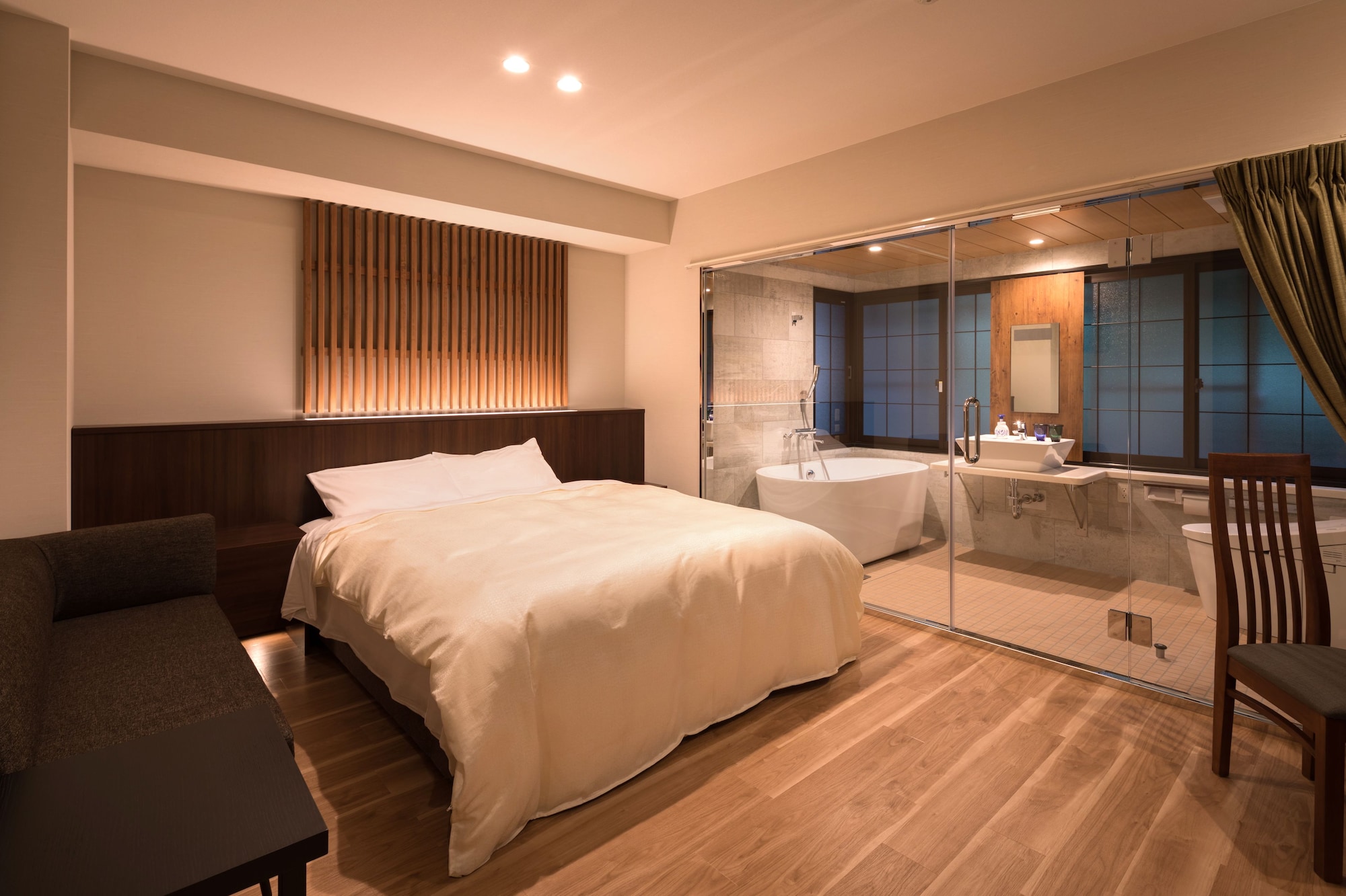 STANDARD, QUEEN BED