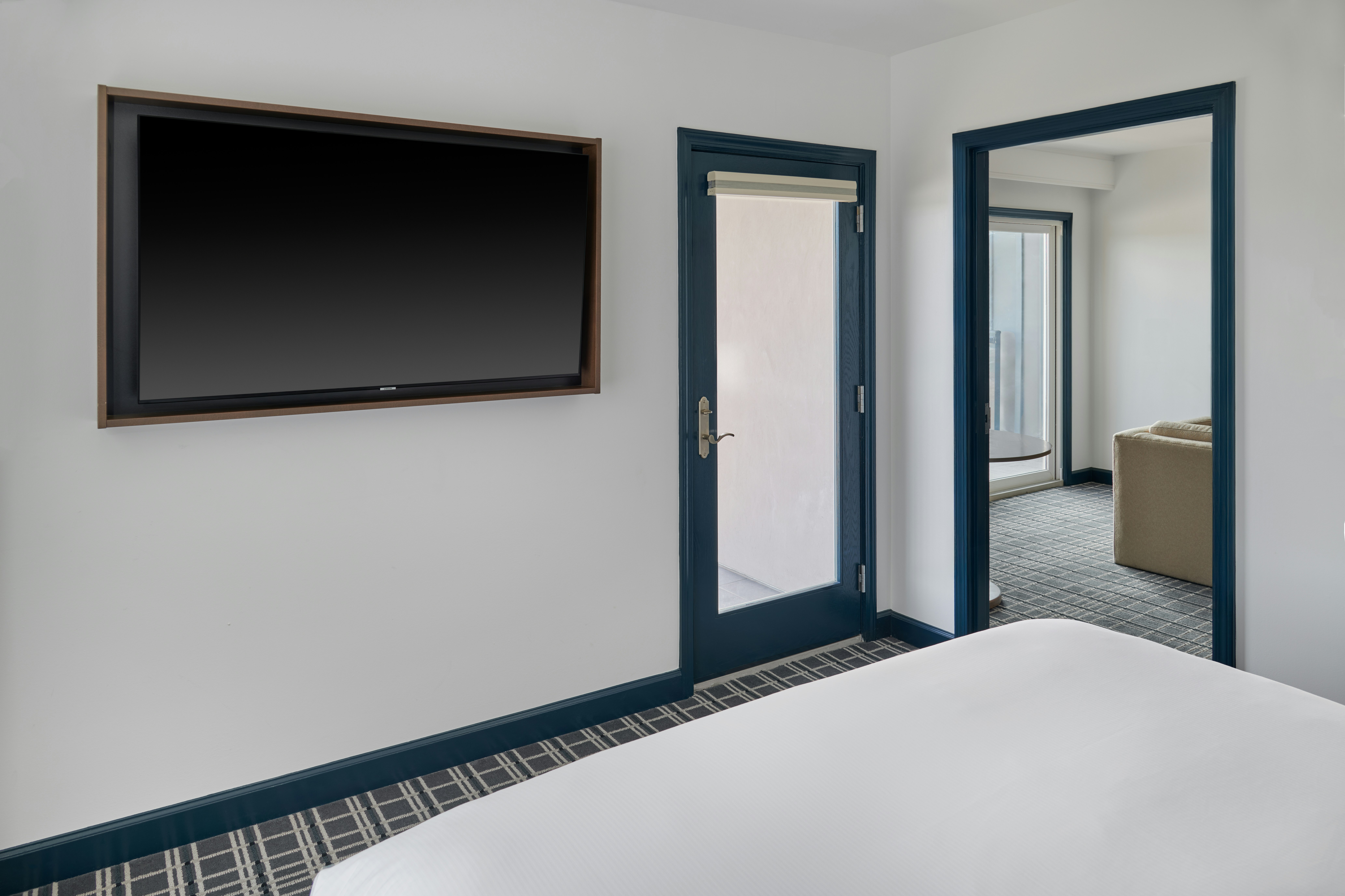 جناح بسرير كينج بإطلالة على البحيرة بغرفتين لذوي الإعاقة، Hotel Canandaigua, Tapestry Collection by Hilton 2/3