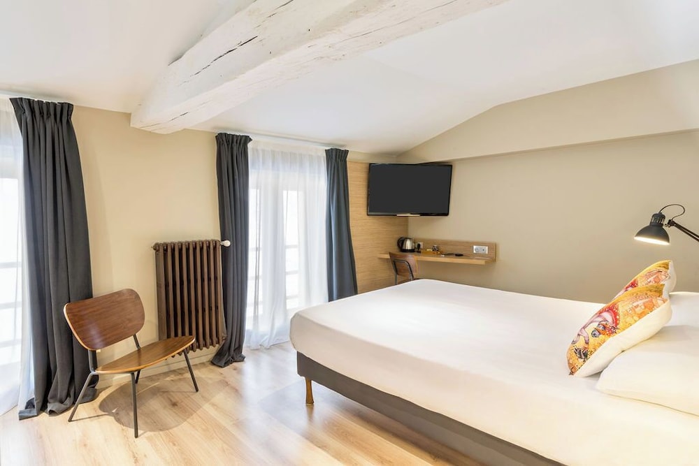 Comfort, Queen Bed, Side Street View