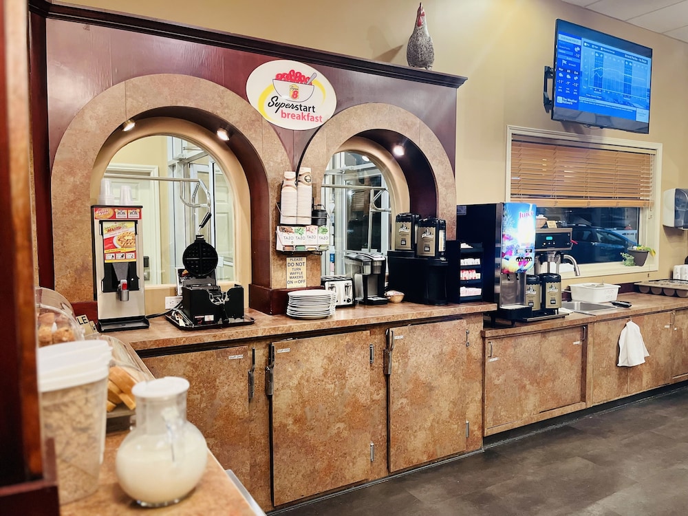 Lobby at Super 8 by Wyndham Castlegar BC, CASTLEGAR