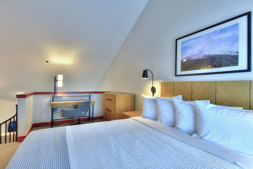 Condo, Plus, Loft, Studio, Queen Bed, Sofa