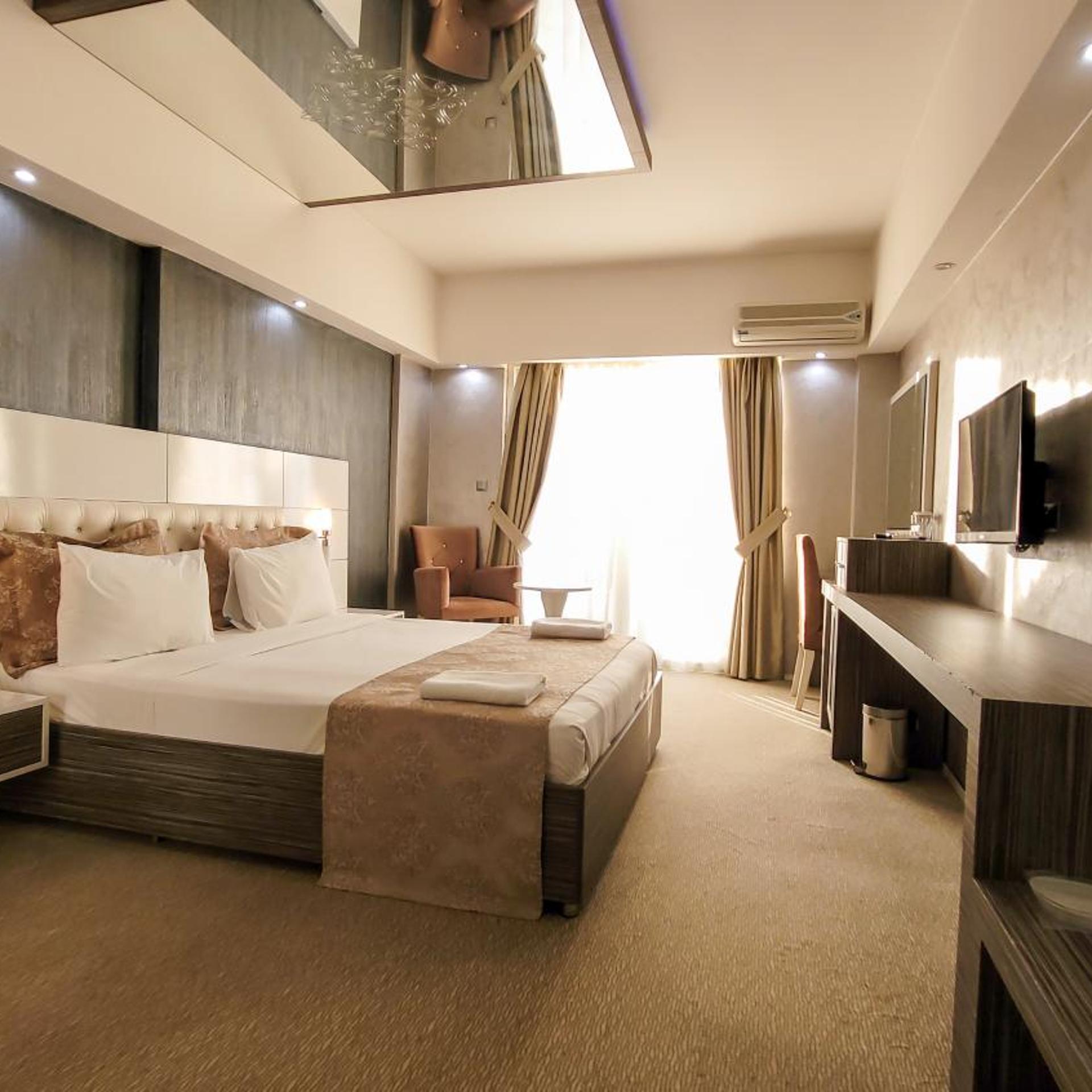 جناح سوبيريور، MOX Hotel 4/10