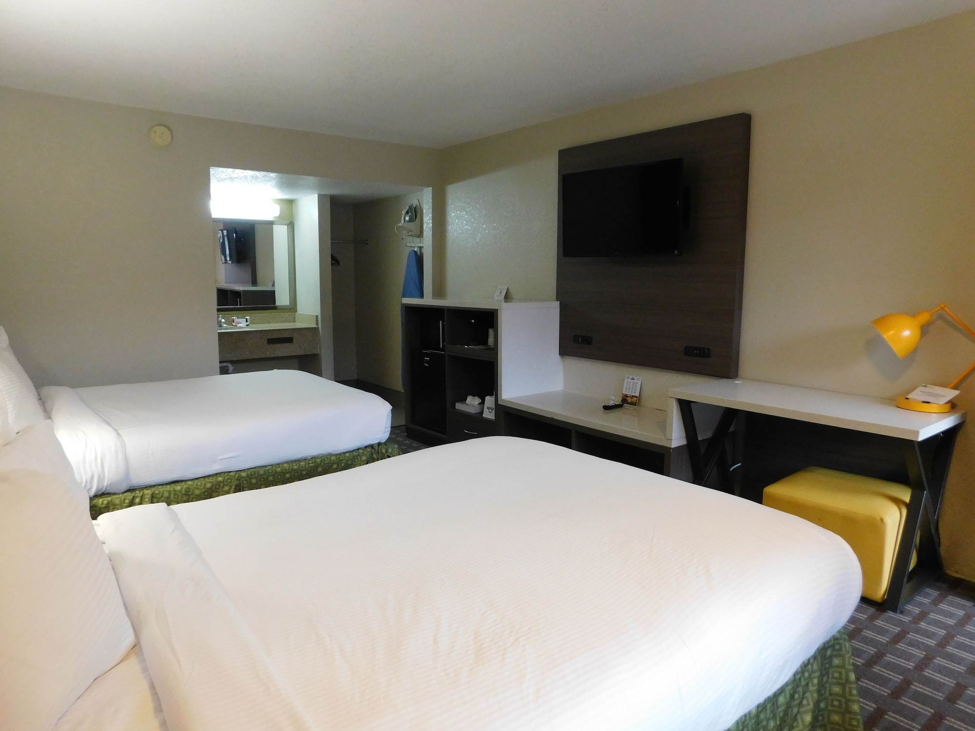 STANDARD, 2 QUEEN BEDS