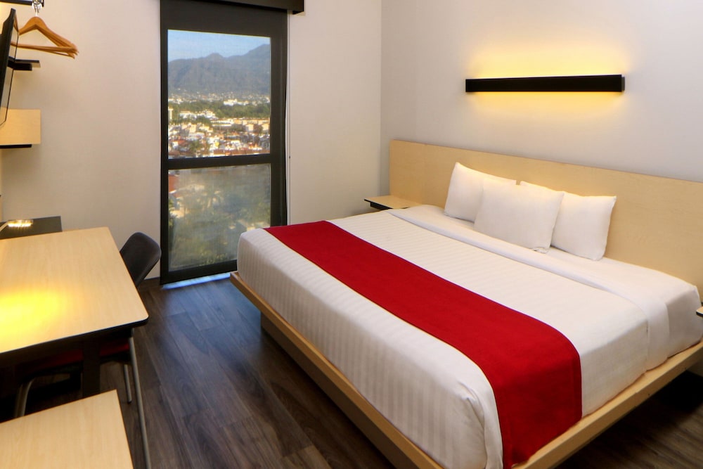 ROOM, KING BED