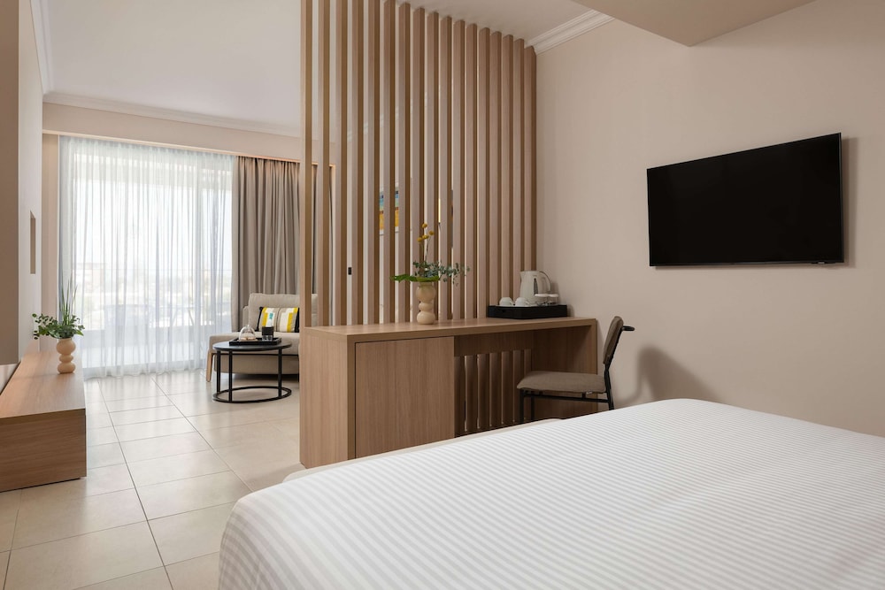 JUNIOR SUITE EXECUTIVE POOL VIEW