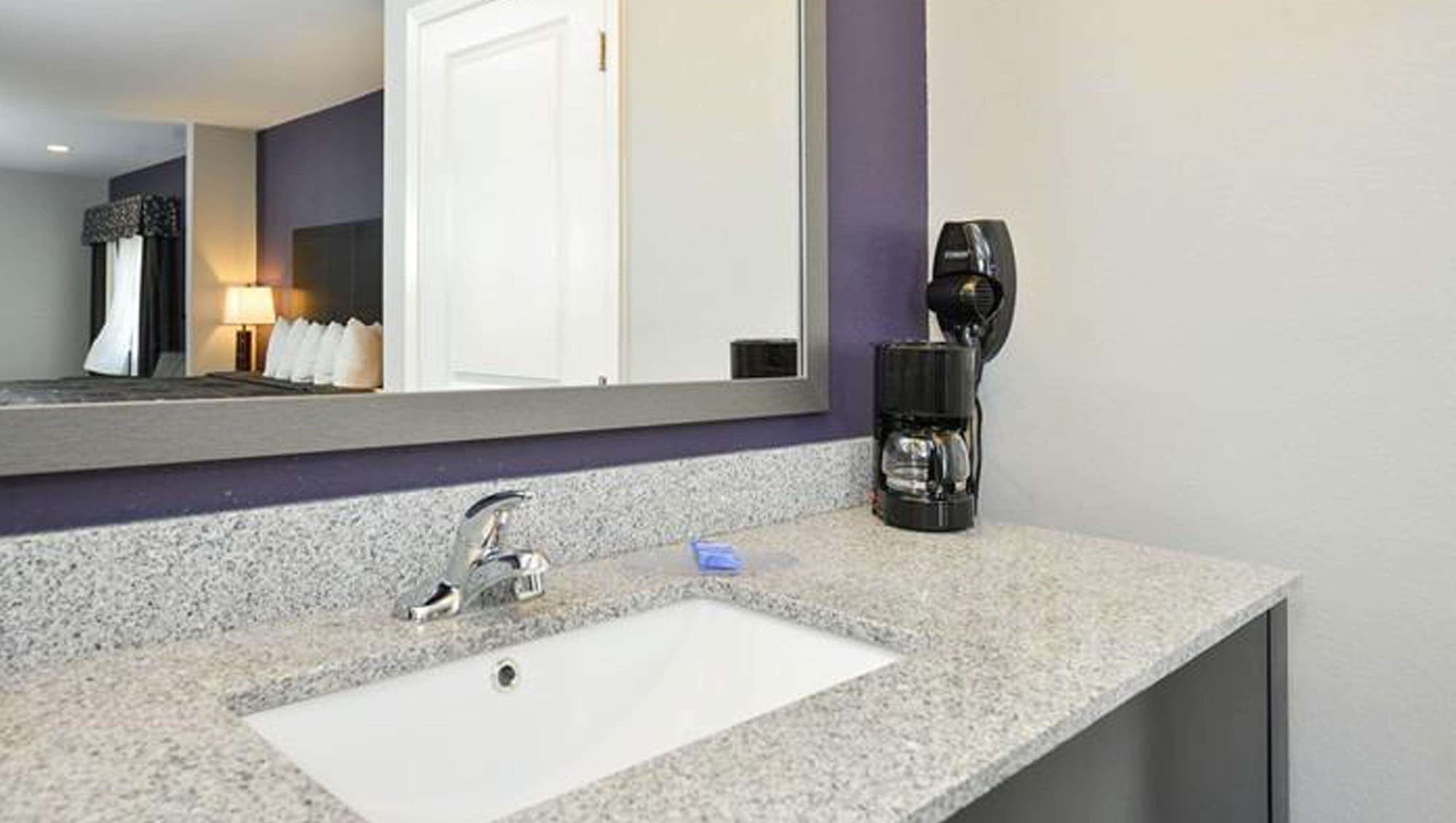 غرفة بسرير كينج بمطبخ صغير، Belmont Inn and Suites 5/8
