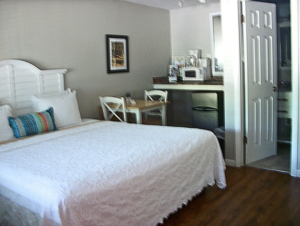 Room, King Bed, Water Side