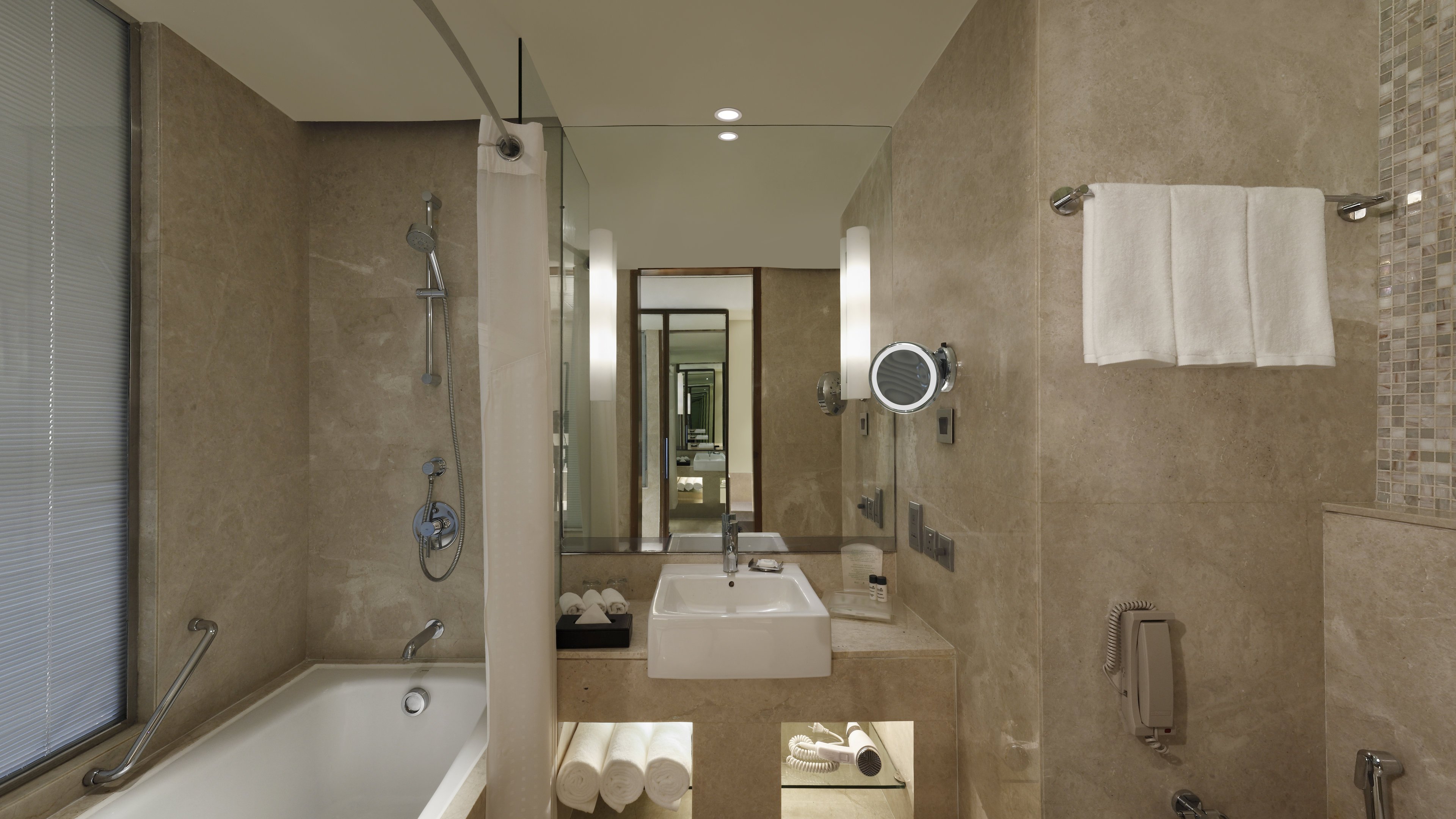 Standard, King Bed, Bath and Shower, Smoking، Holiday Inn Jaipur City Centre by IHG 4/4