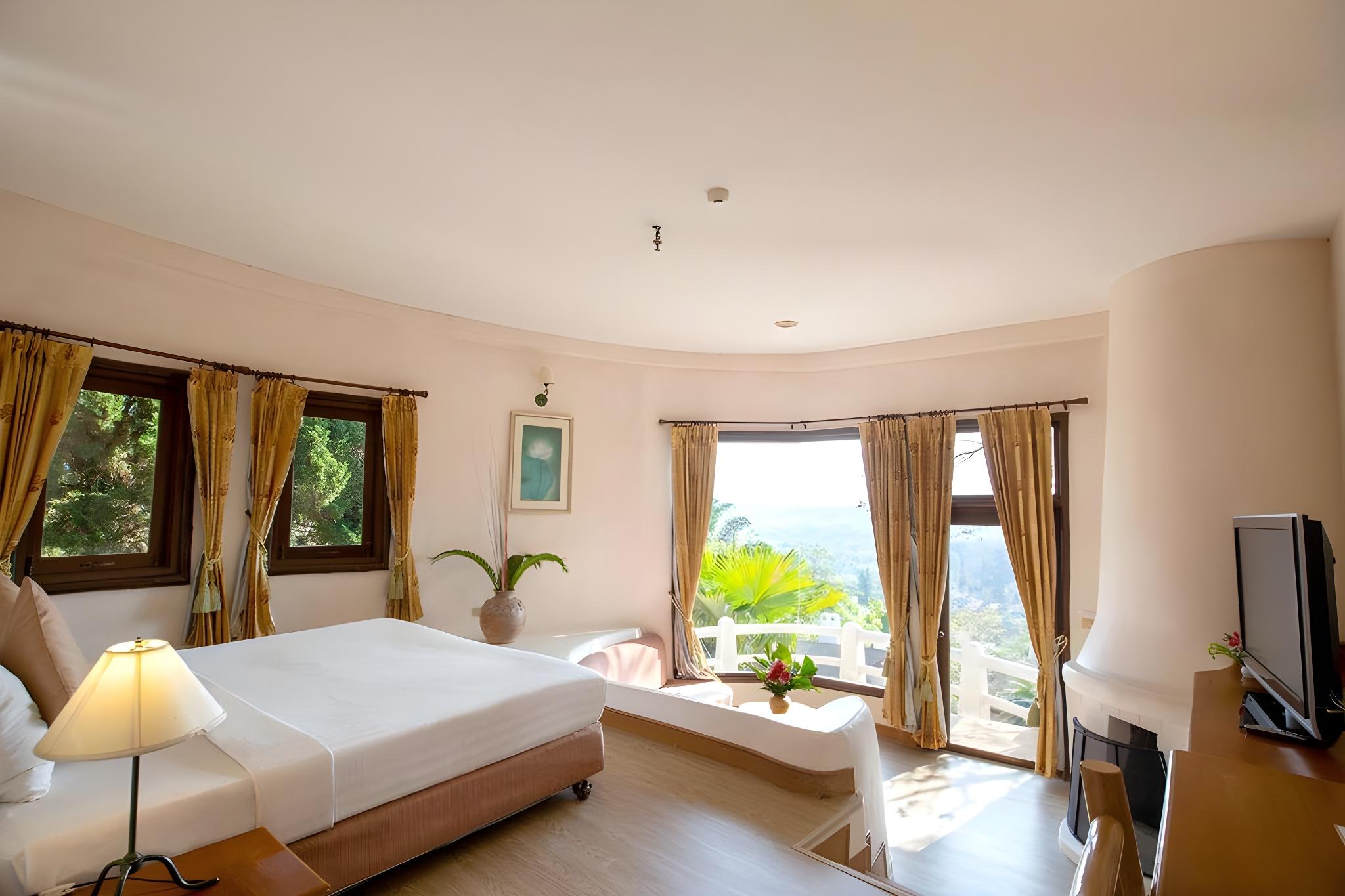 Deluxe, Chalet, Hill Side