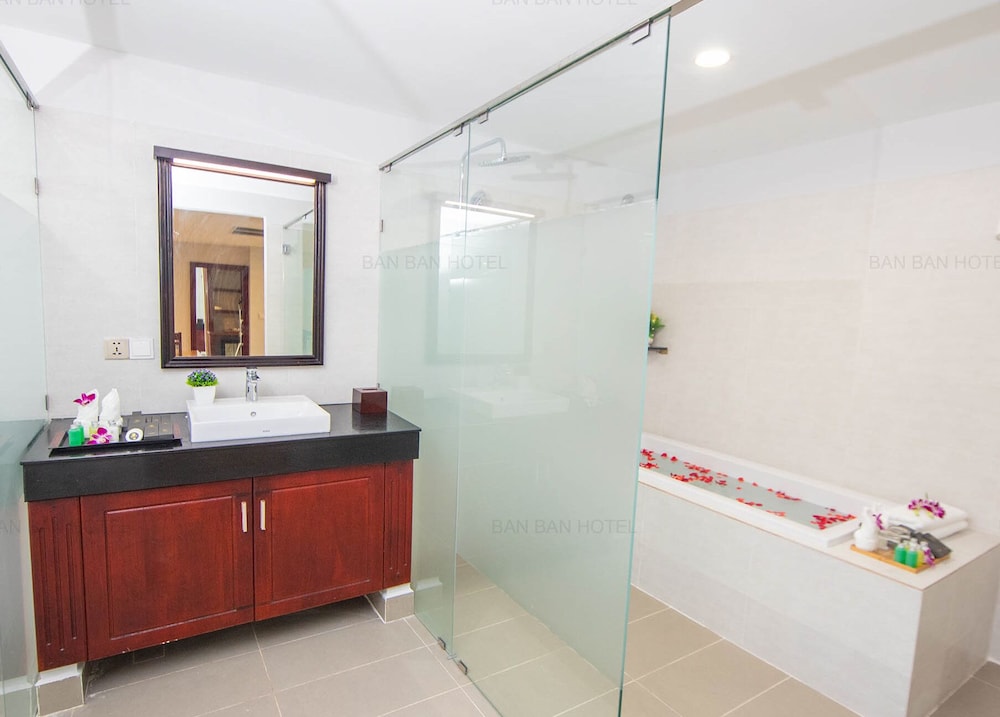Ban Ban Hotel 50/50