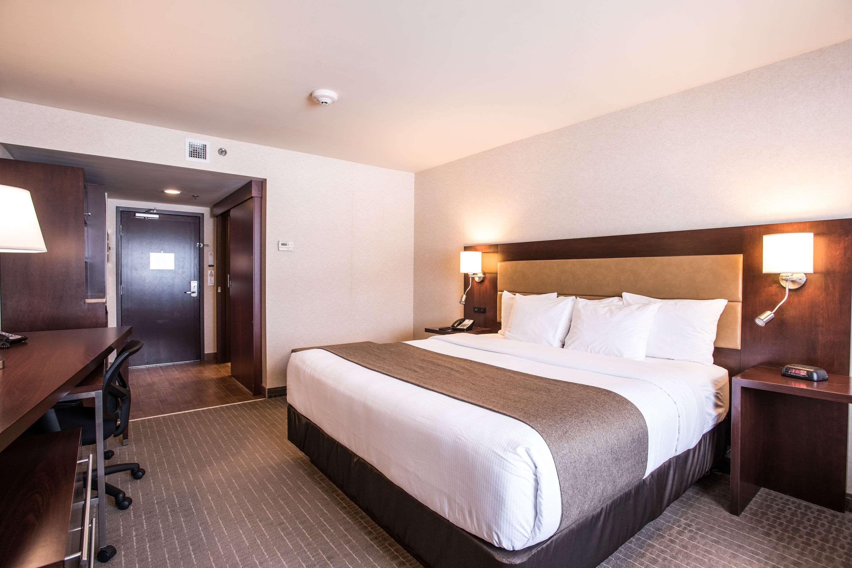 غرفة بسرير كينج، Quality Inn and Suites Val d Or, QC 2/10