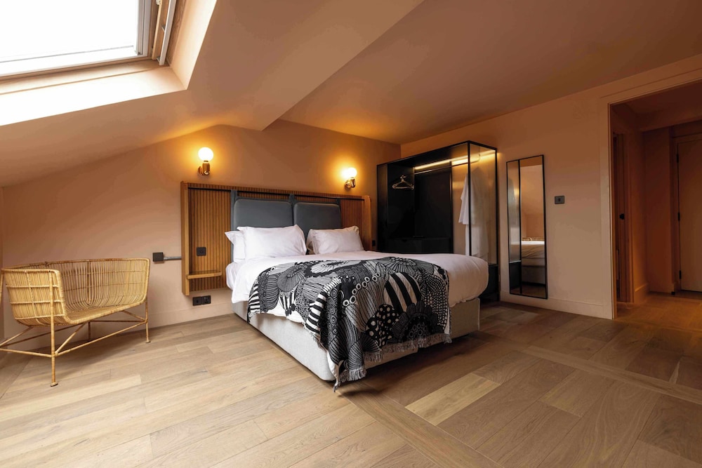 2 Bedrooms, Family, Suite, 1 Queen and 1 Single Bed