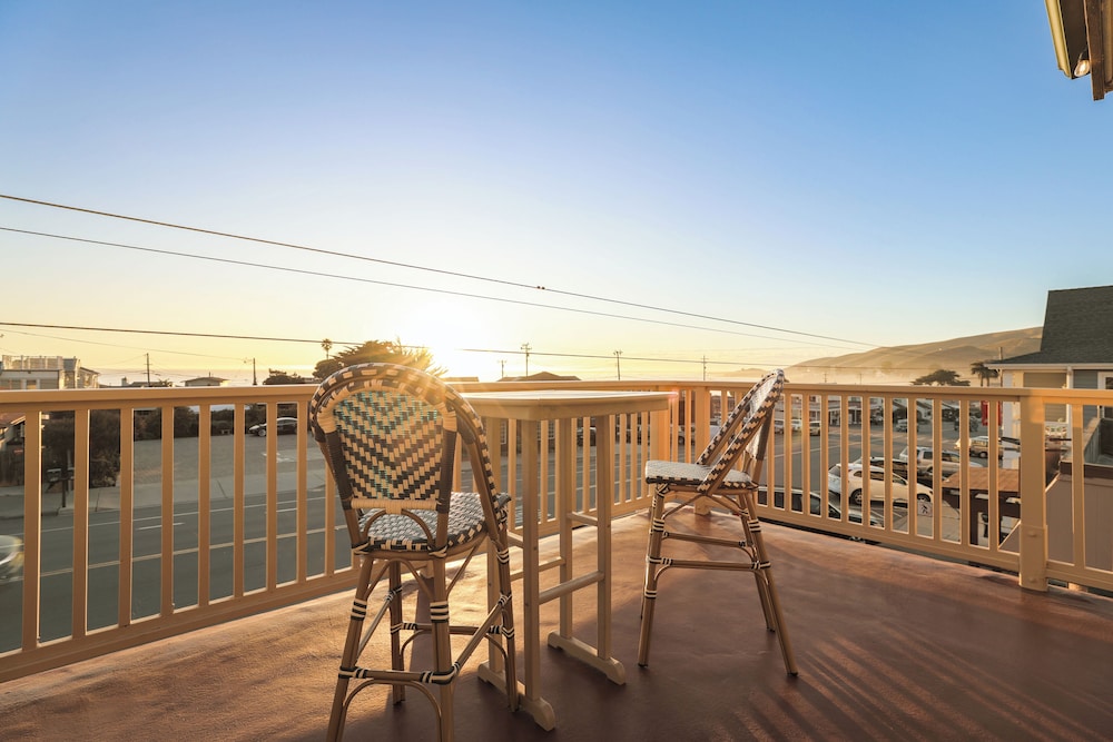Cayucos Sunset Inn Bed and Breakfast 24/50