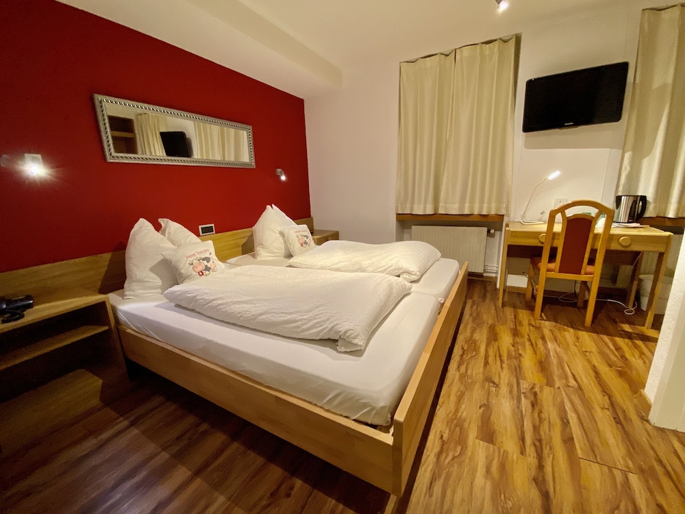 ROOM, DOUBLE BED