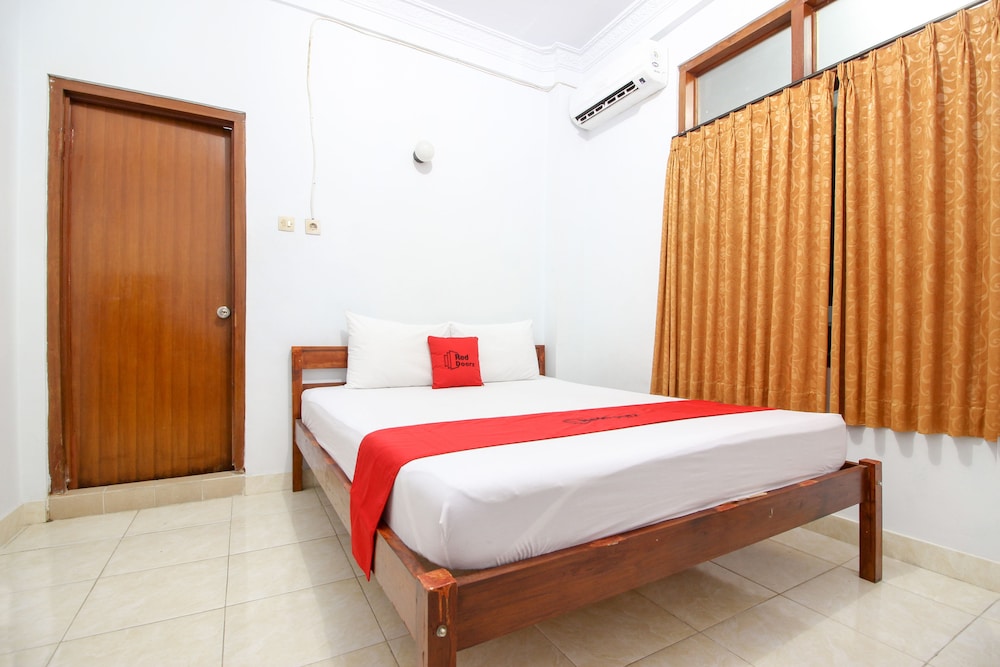 Reddoorz Plus Near Alun Alun Selatan 14/42