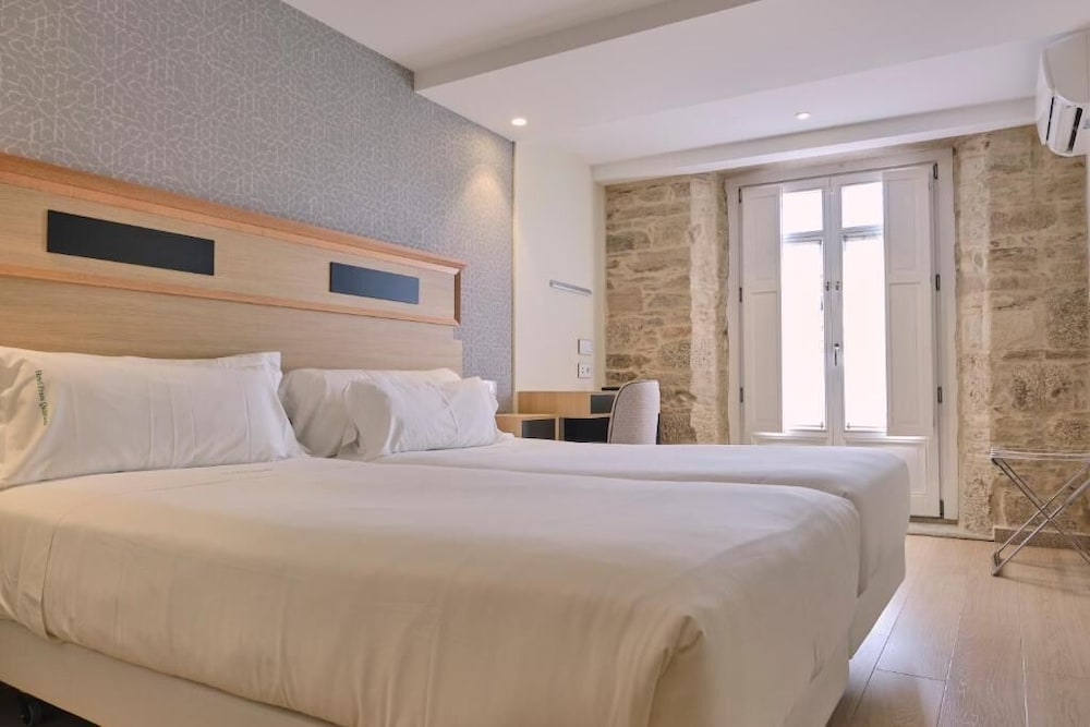 DELUXE, DOUBLE OR TWIN BED