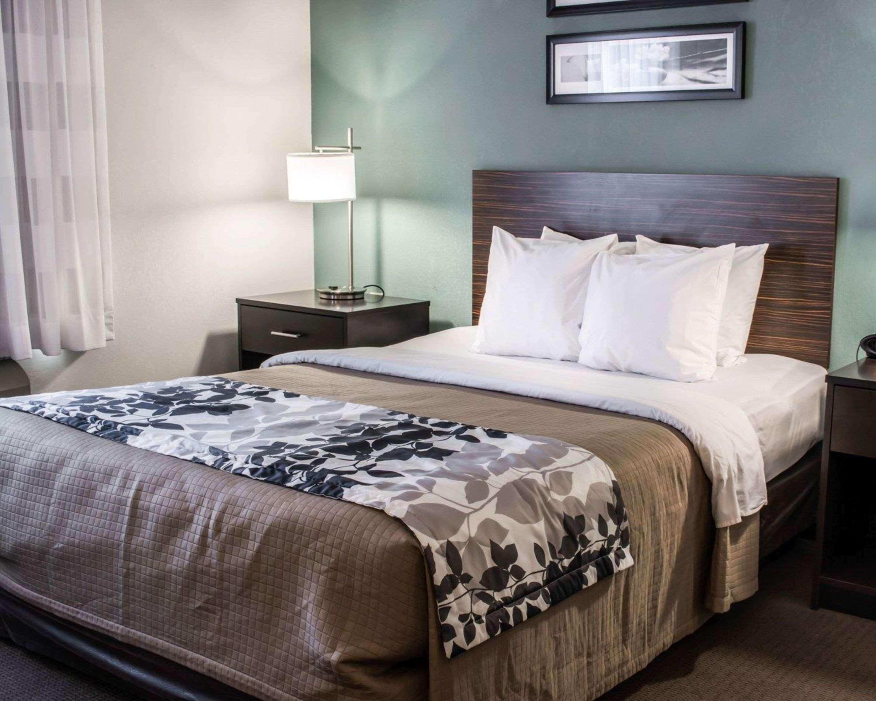 ROOM, QUEEN BED