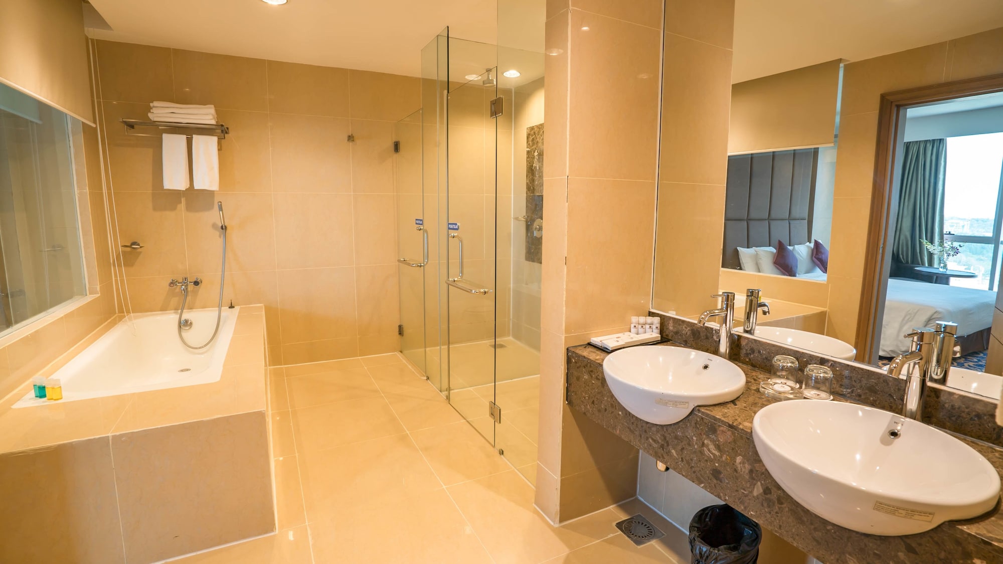 جناح بسرير كينج، The Klagan Regency 3/6