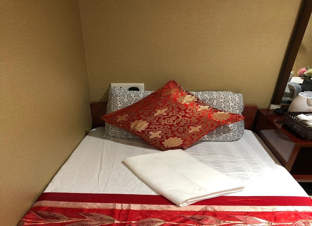 Rich Hotel 18/50