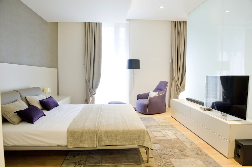 3 BEDROOMS, APARTMENT, PARTIAL OCEAN VIEW
