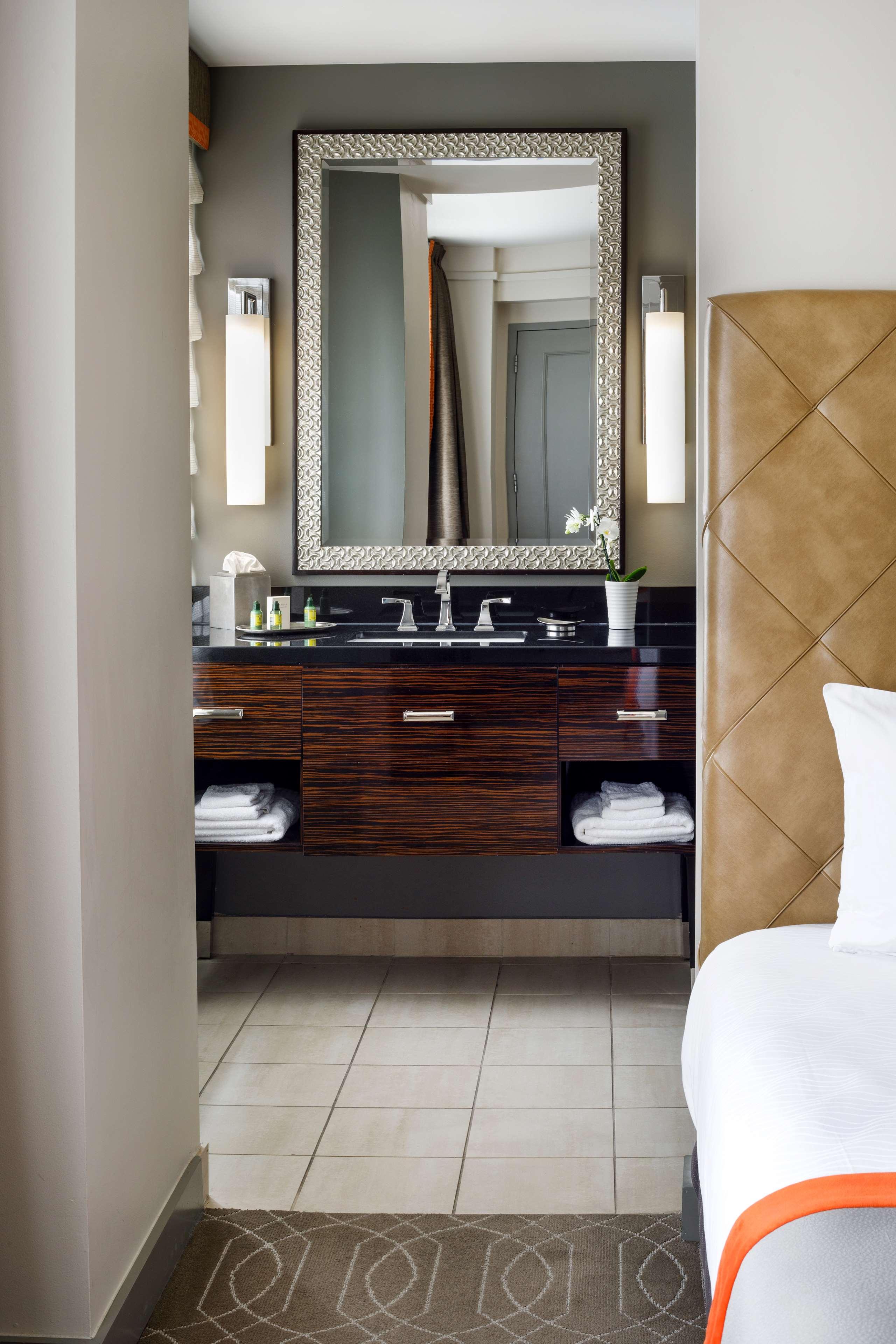 غرفة ديلوكس بسرير كوين، Colcord Hotel Oklahoma City, Curio Collection by Hilton 9/10