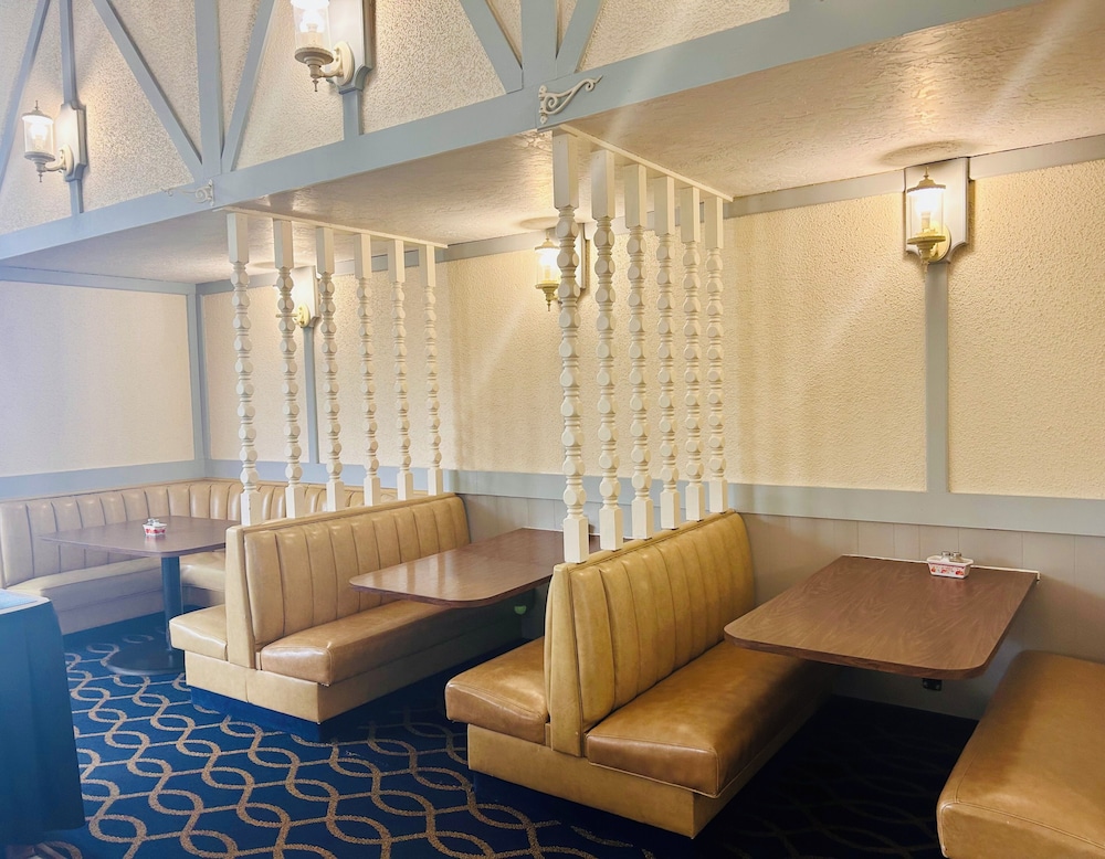 Hospitality Inn & Suites 26/37