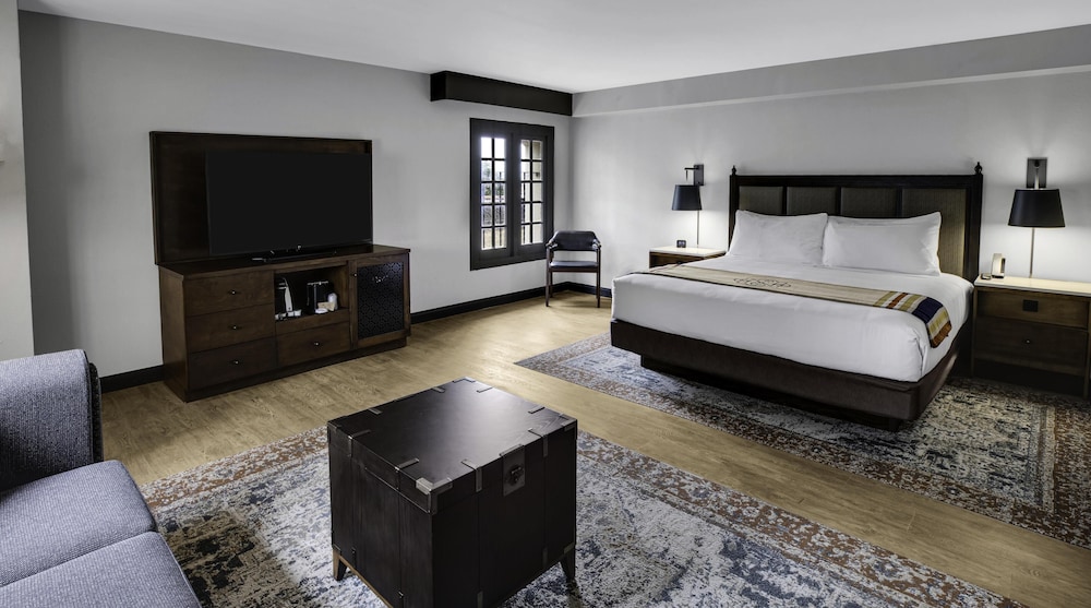 ROOM, KING BED, CORNER