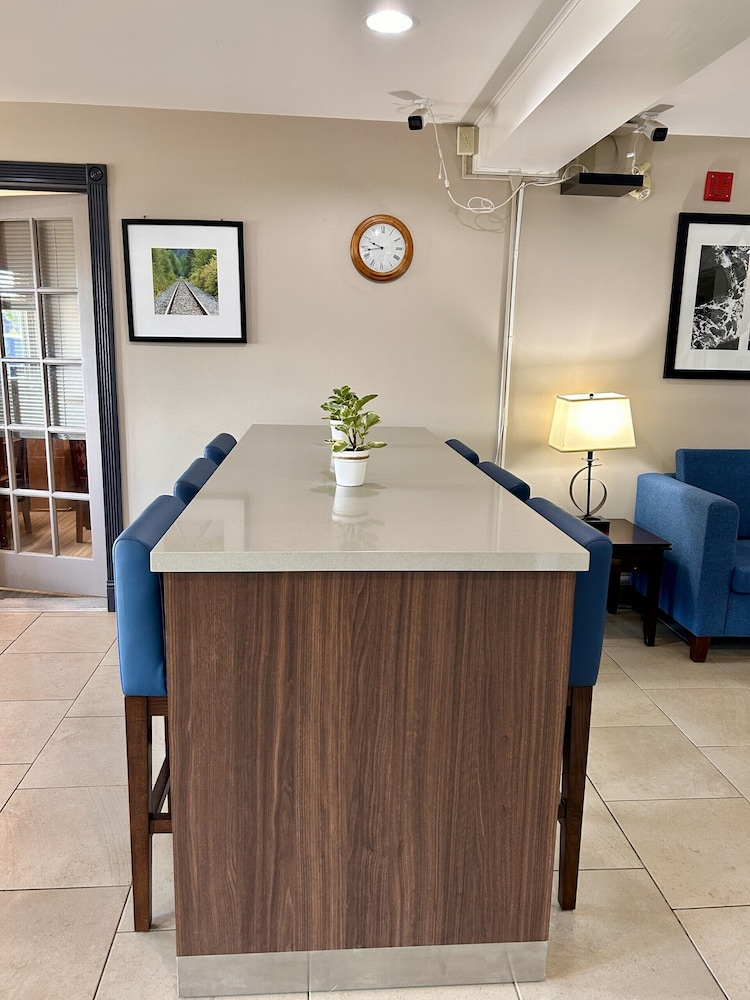 Travelodge Suites by Wyndham Regina / Eastgate Bay 12/71