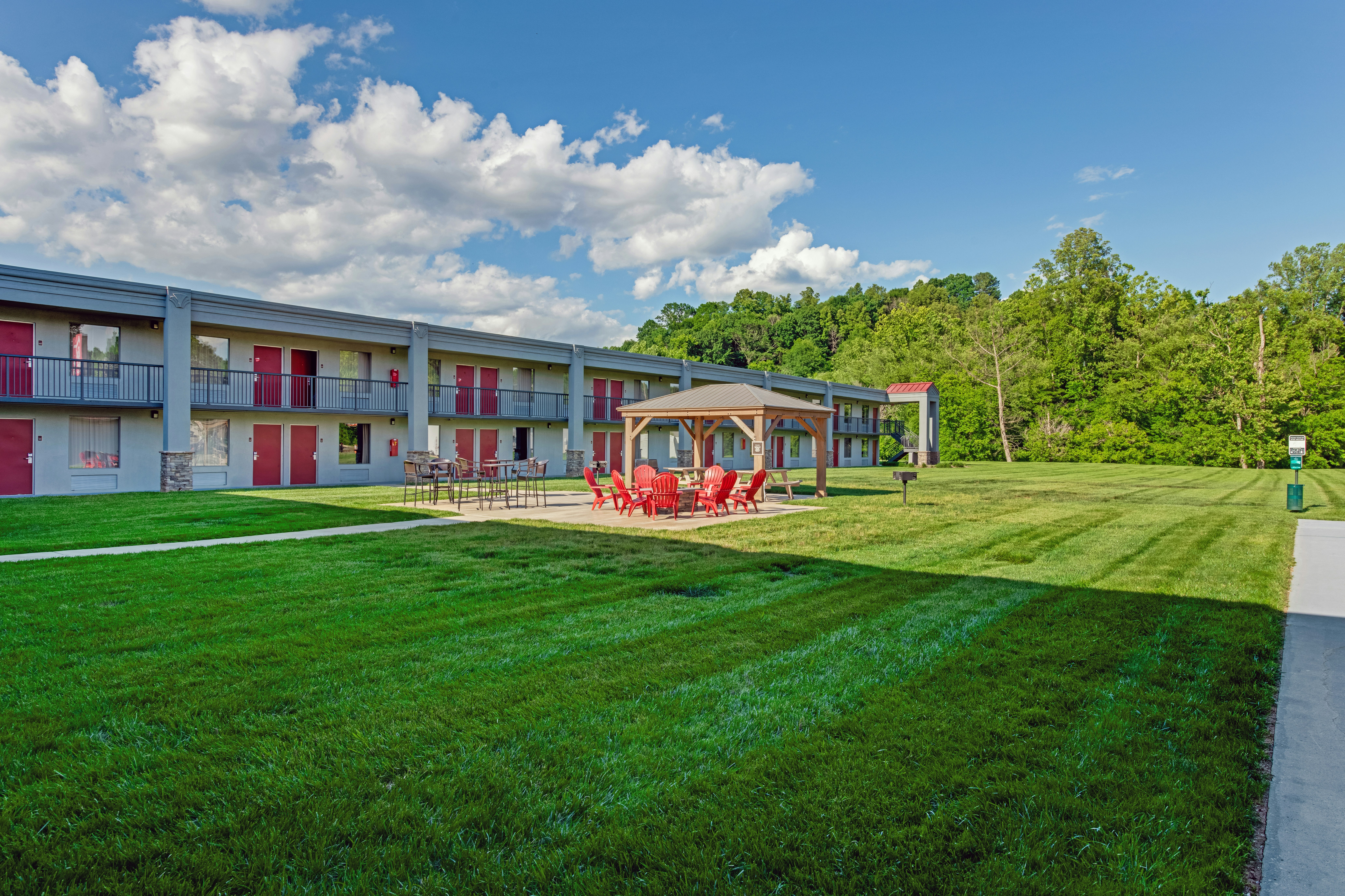 Red Roof Inn & Suites Wilkesboro 29/32