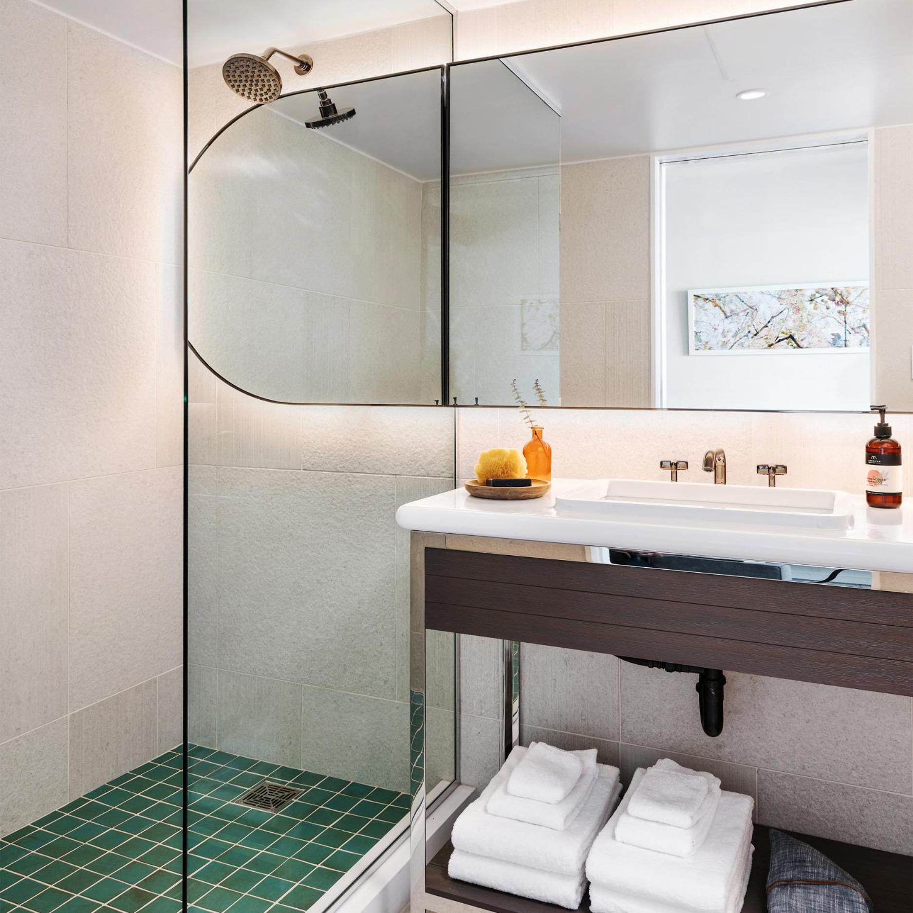 Suite, Queen Bed, Lake Side، The Line Austin 4/5