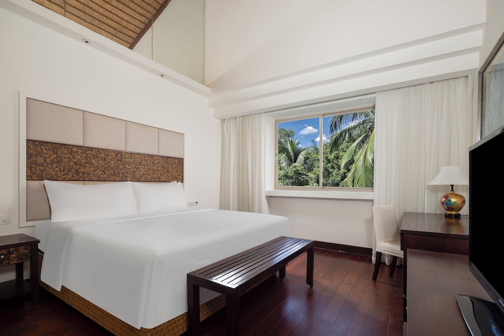 DELUXE, TWIN BEDS, POOL VIEW