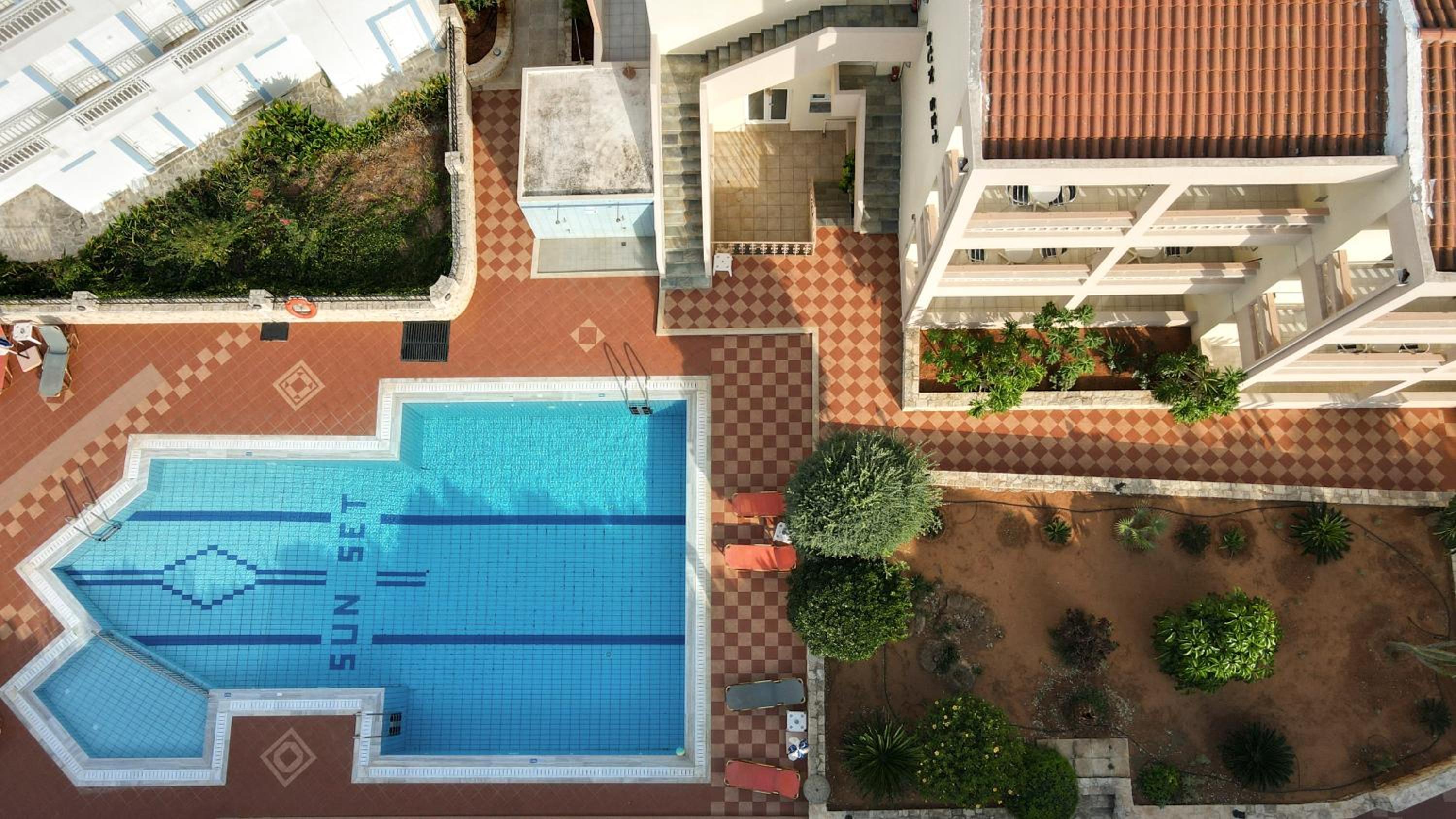 Sunset Studios Apartments 6/50
