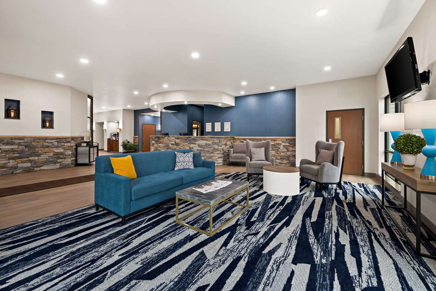Comfort Suites Hudson I-94 Hudson WI 22/40