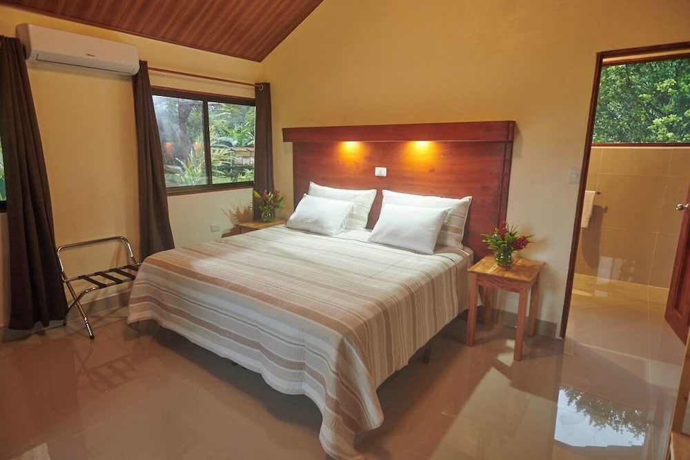 La Anita Rainforest Ranch 8/35
