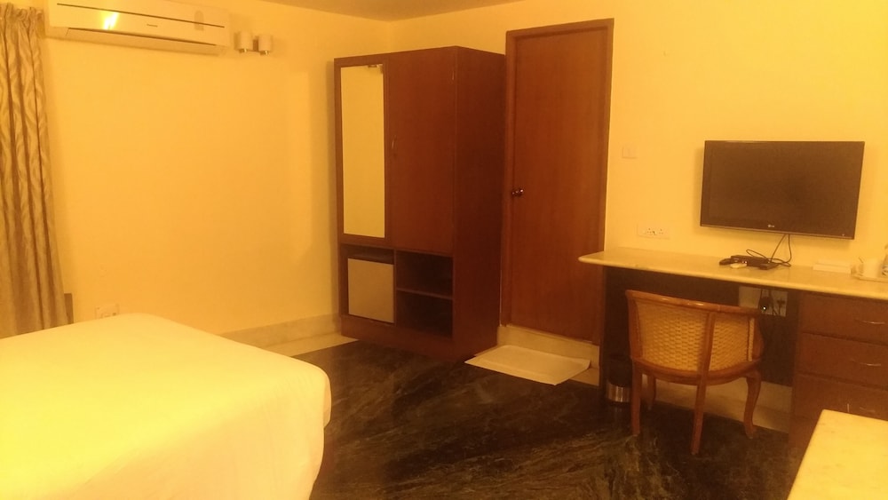 Hanu Reddy Residences Poes Garden 46/57