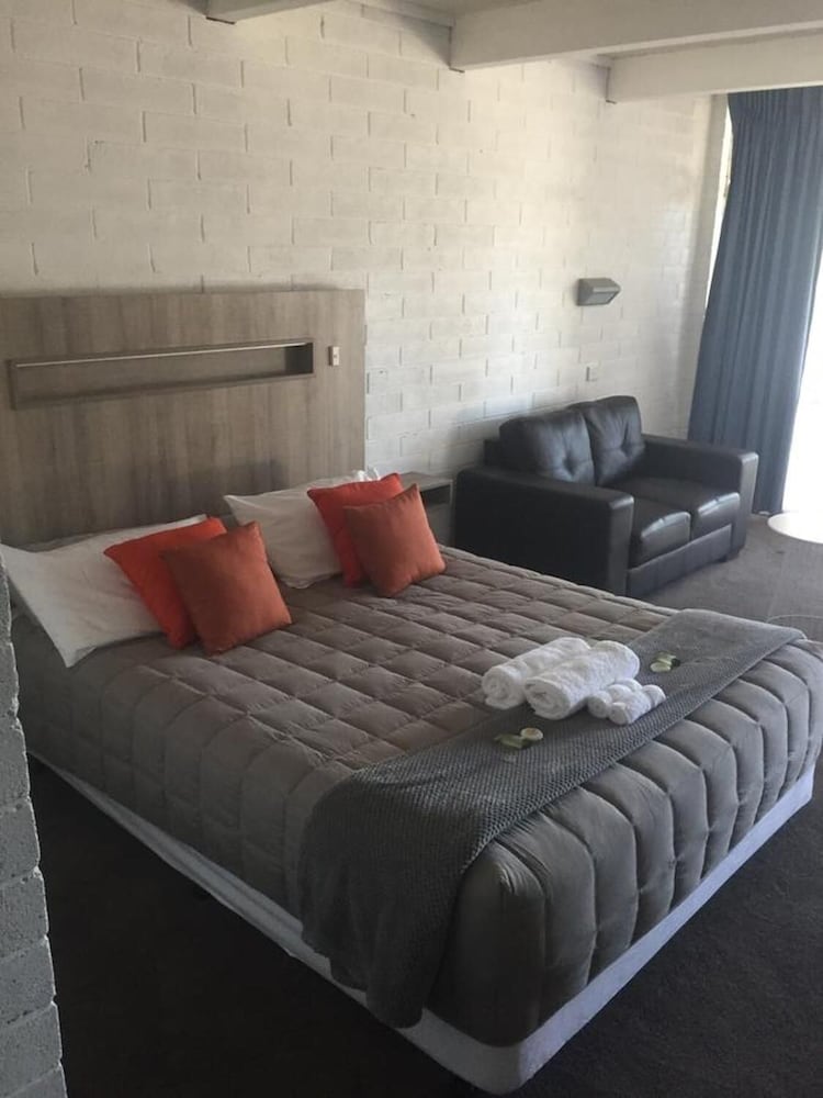 Thomas Lodge Motel 17/49