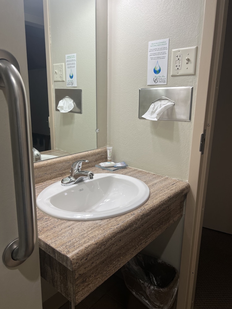 جناح بسرير كينج مع أريكة، The Stables Inn and Suites 4/4