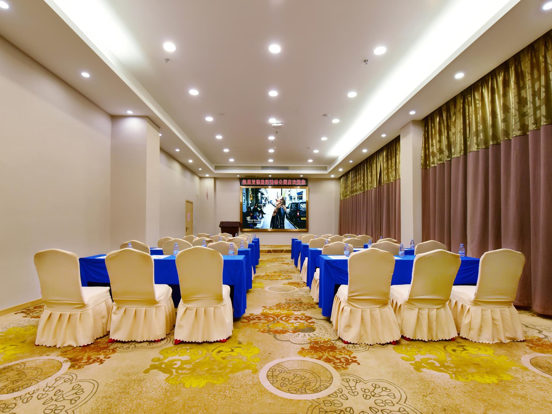 Kyriad Hotel (Yiyang Xiufeng Park) 35/39