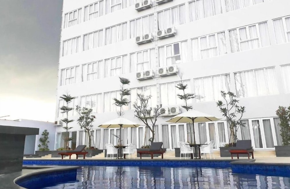 Front One Hotel Pamekasan 12/50