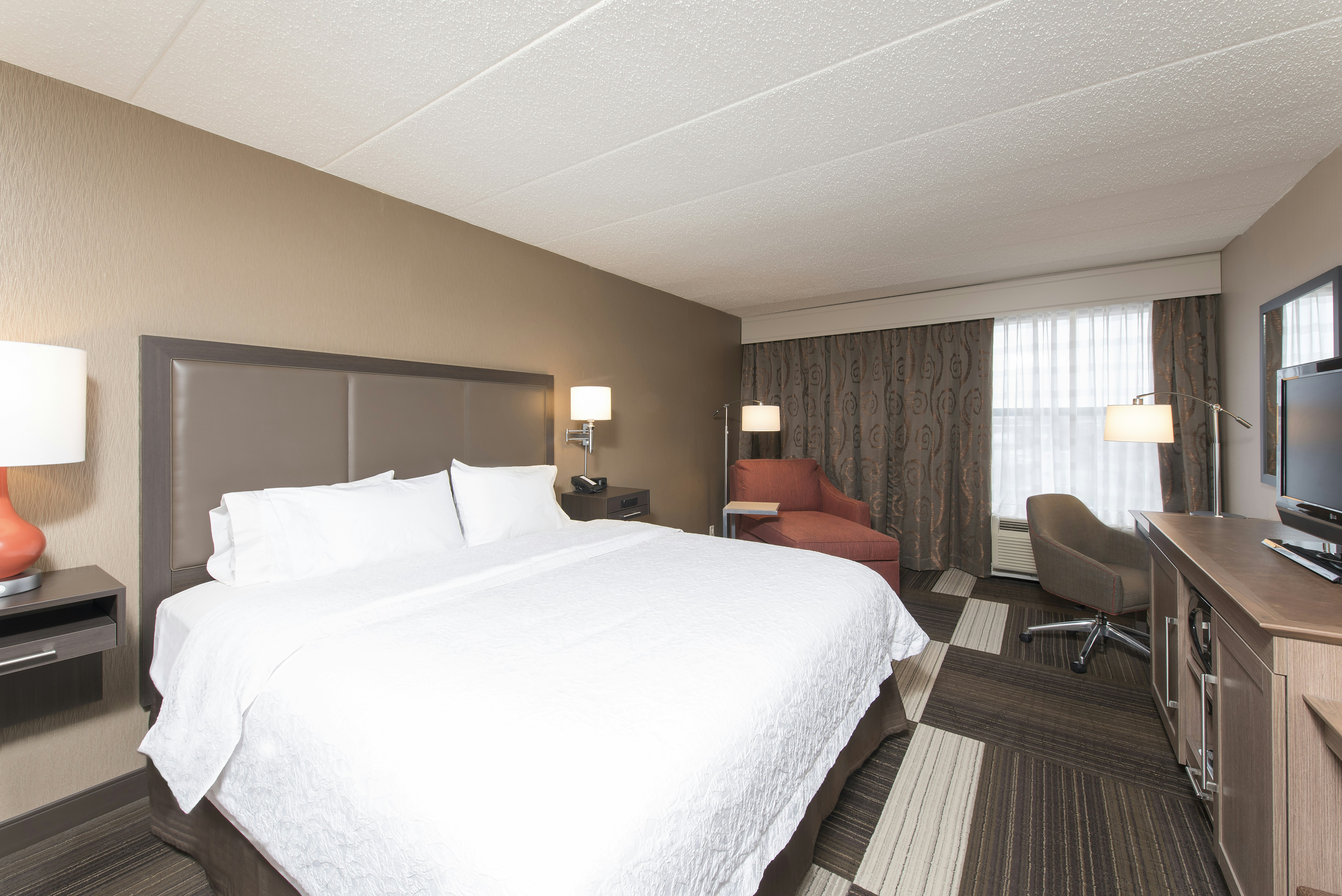 Room, King Bed, Chaise Lounge