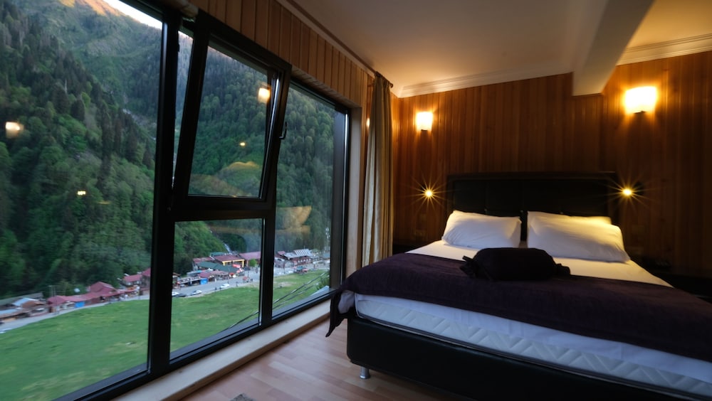 Deluxe, Queen Bed, Waterfall View