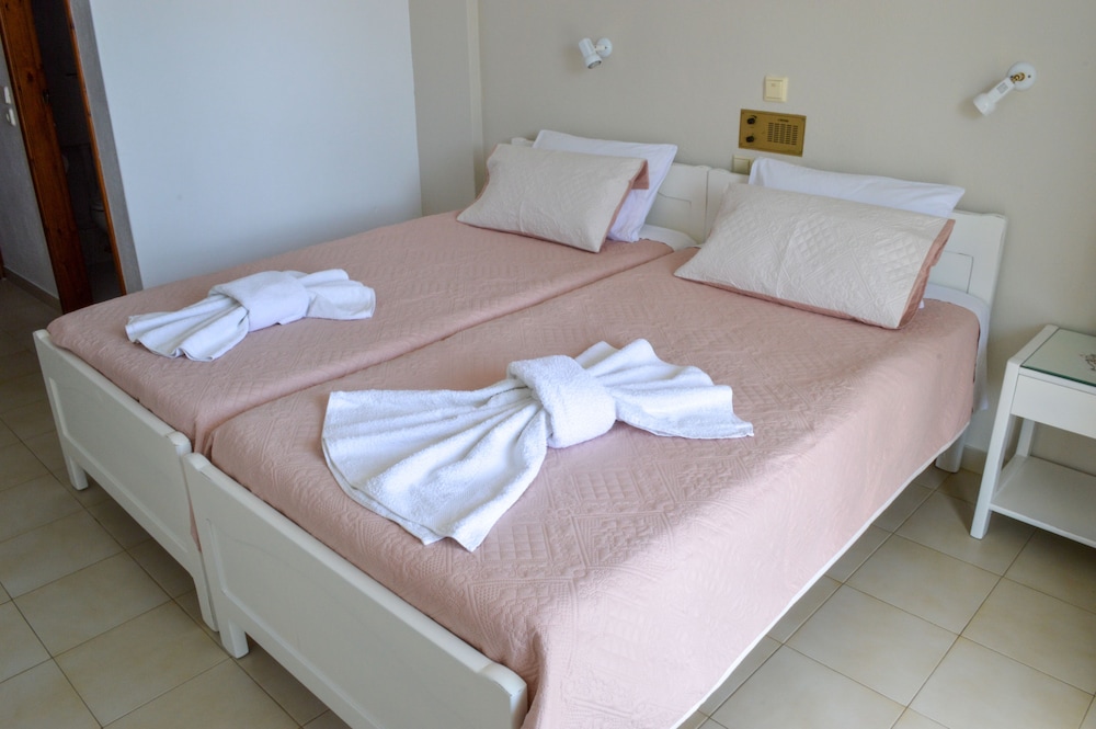 ROOM, DOUBLE BED, PARTIAL GARDEN VIEW