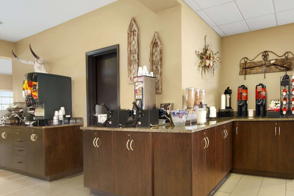 Microtel Inn and Suites By Wyndham Buda 28/40