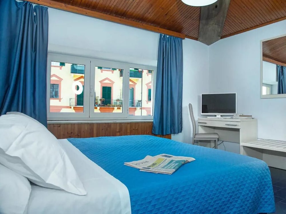 CLASSIC, DOUBLE OR TWIN BED, CITY VIEW