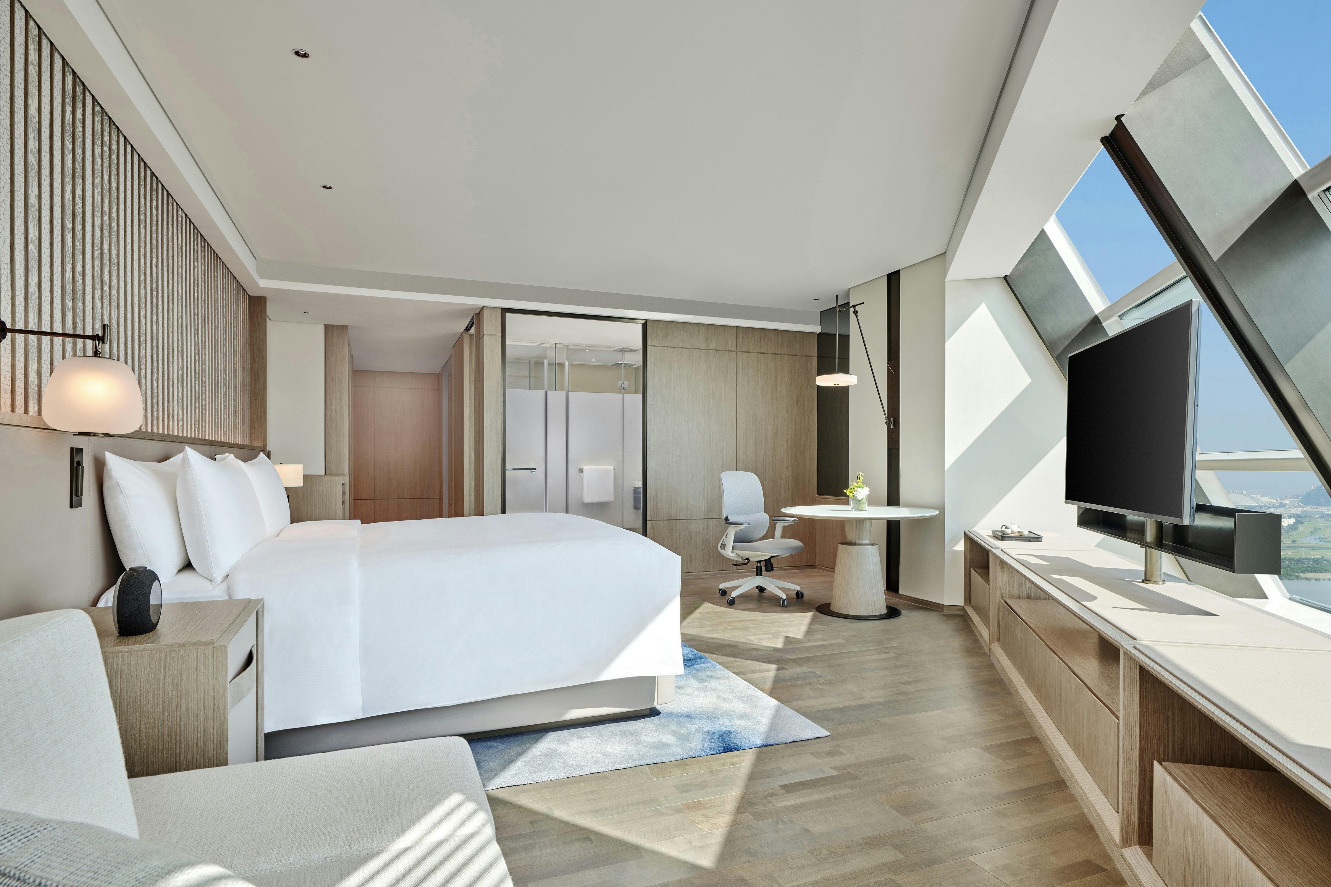 DELUXE, KING BED